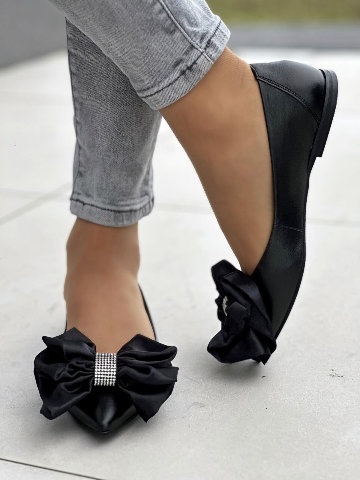 Piękne i kobiece czarne baleriny damskie z kokardą, skóra naturalna