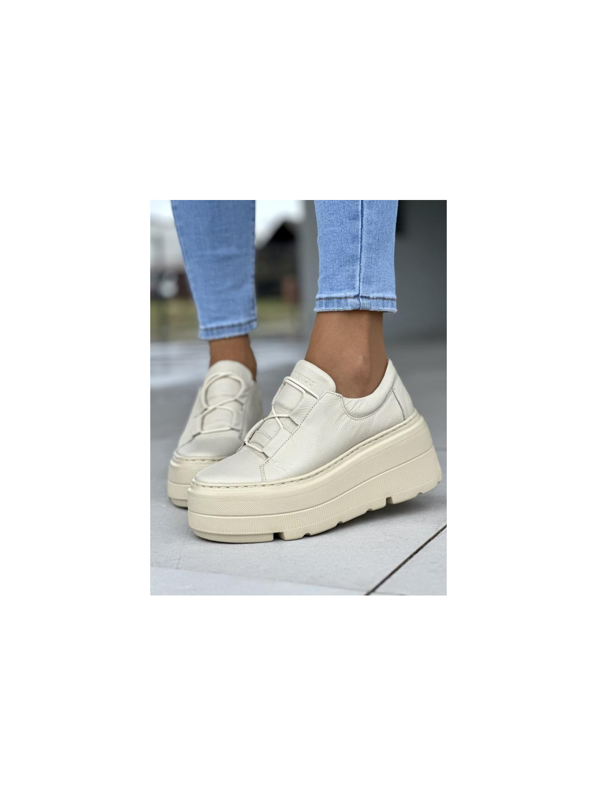 Lekkie beżowe trampki damskie na grubej platformie, skóra naturalna