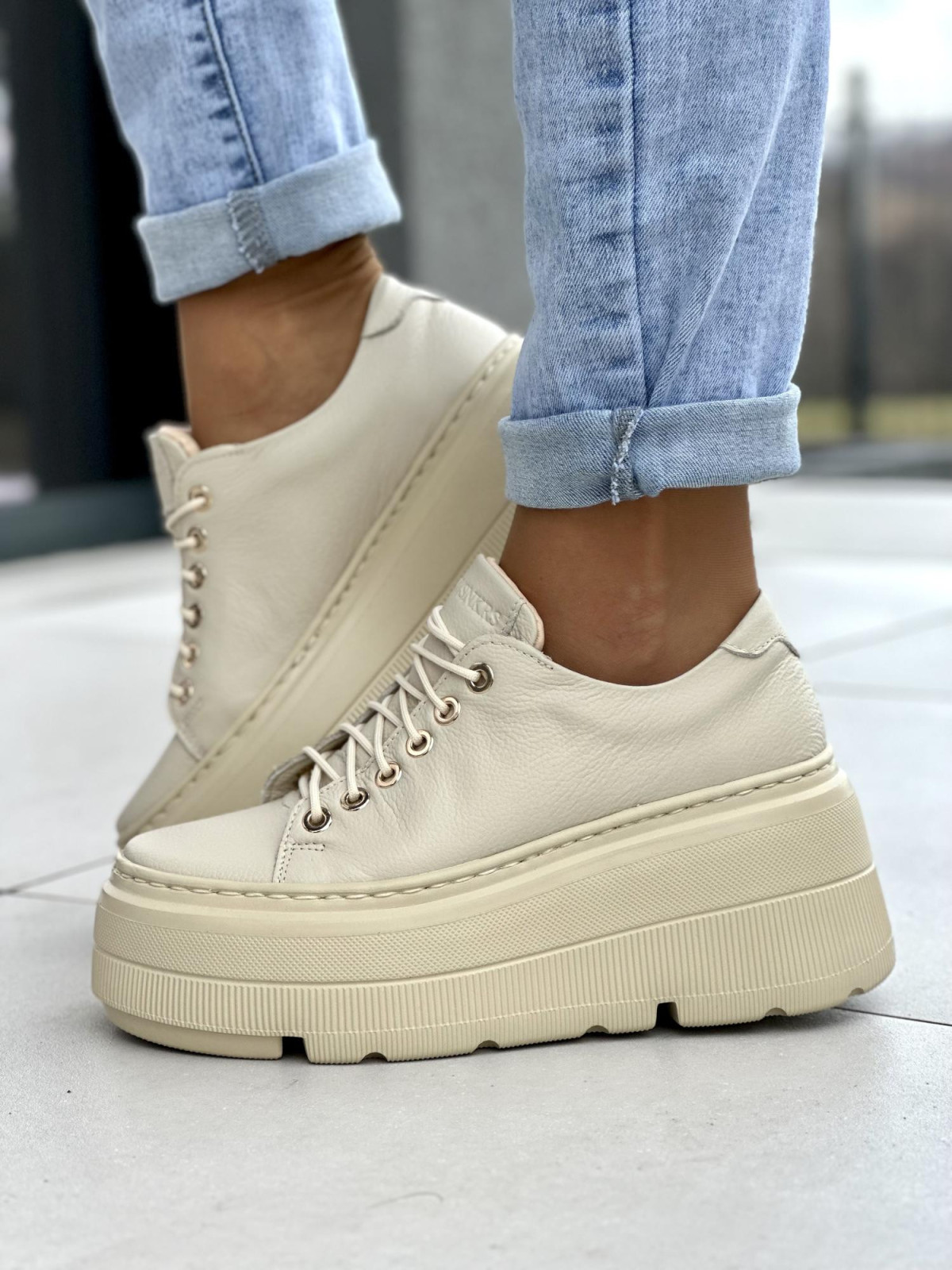 Beżowe trampki damskie na grubej lekkiej platformie, skóra naturalna