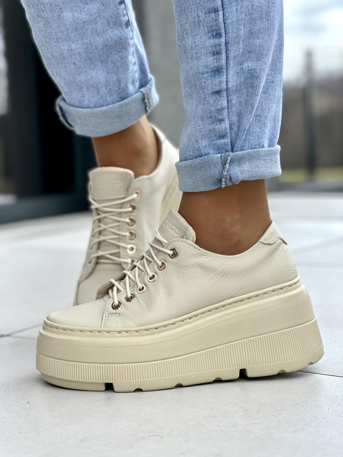 Beżowe trampki damskie na grubej lekkiej platformie, skóra naturalna