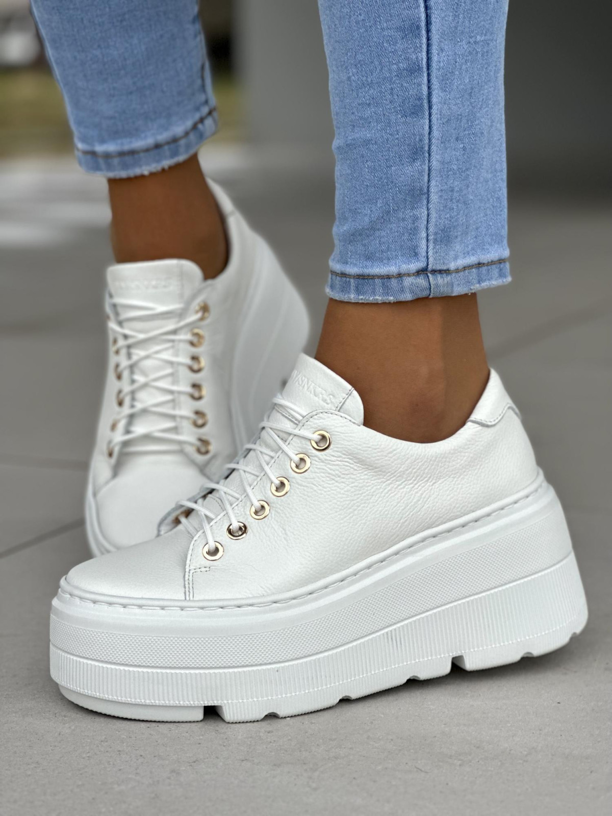 Lekkie białe trampki damskie na grubej platformie, skóra naturalna