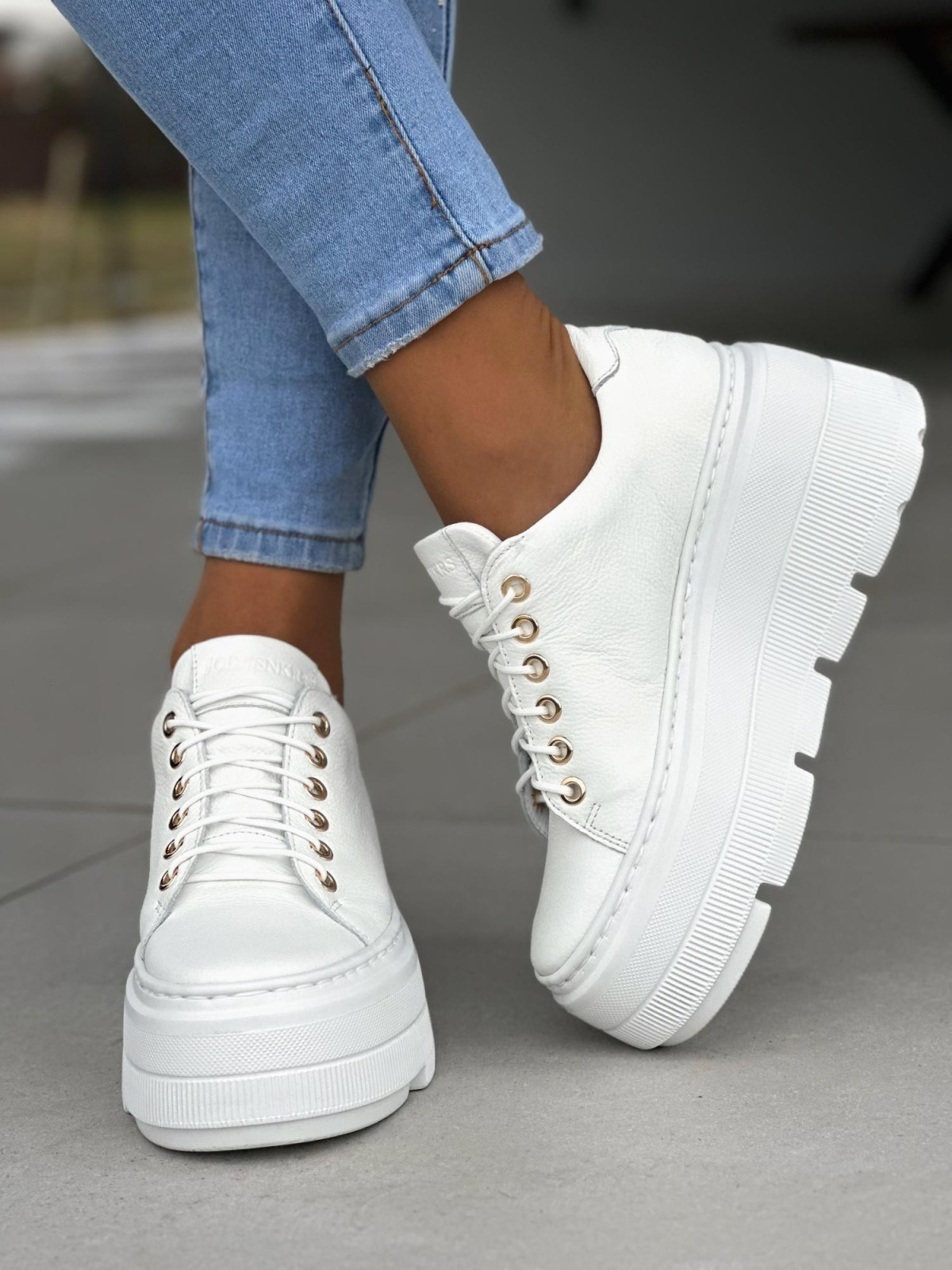 Lekkie białe trampki damskie na grubej platformie, skóra naturalna