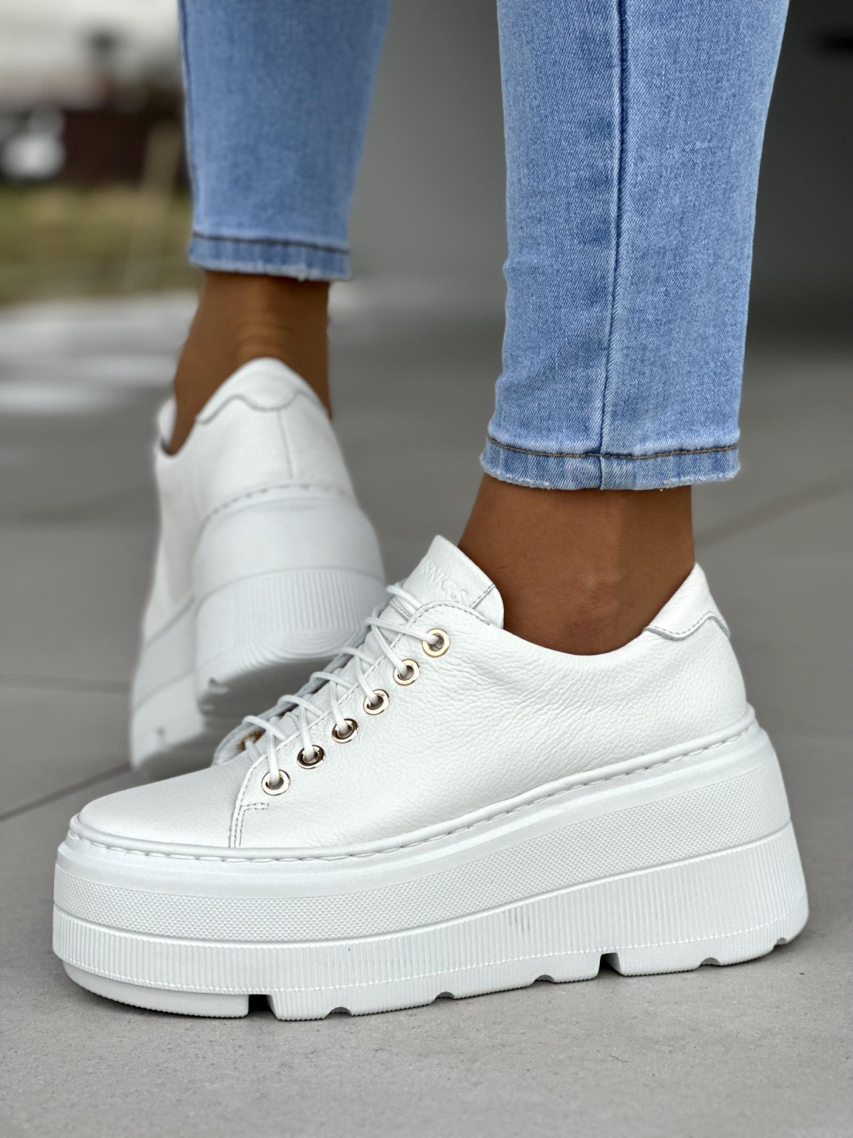 Lekkie białe trampki damskie na grubej platformie, skóra naturalna