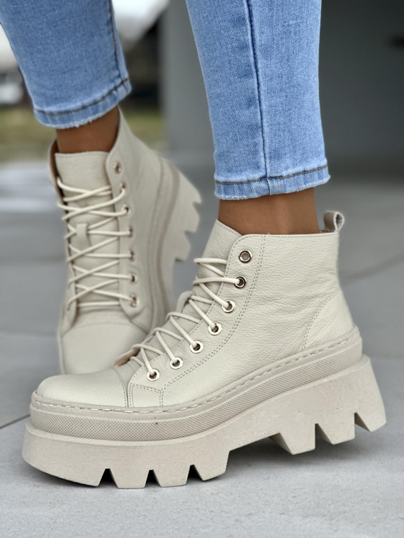 Beżowe trapery damskie na grubej podeszwie, skóra naturalna