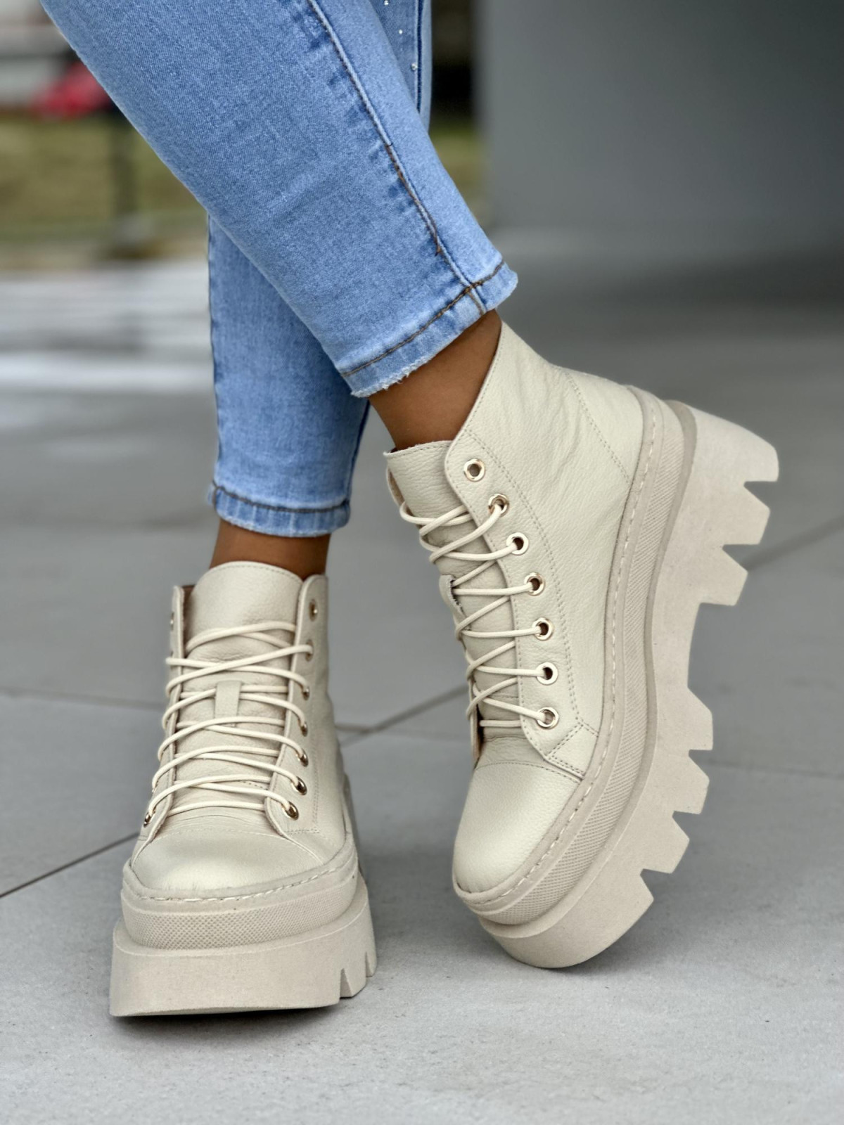 Beżowe trapery damskie na grubej podeszwie, skóra naturalna