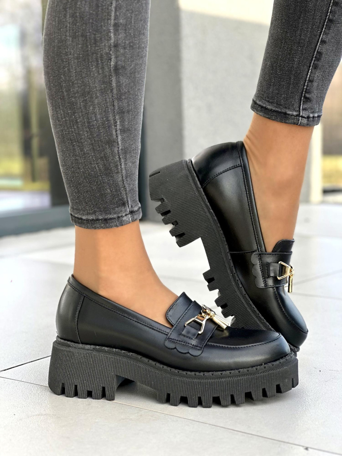 Czarne mokasyny damskie ze złotą ozdobą, na grubej lekkiej podeszwie, skóra naturalna