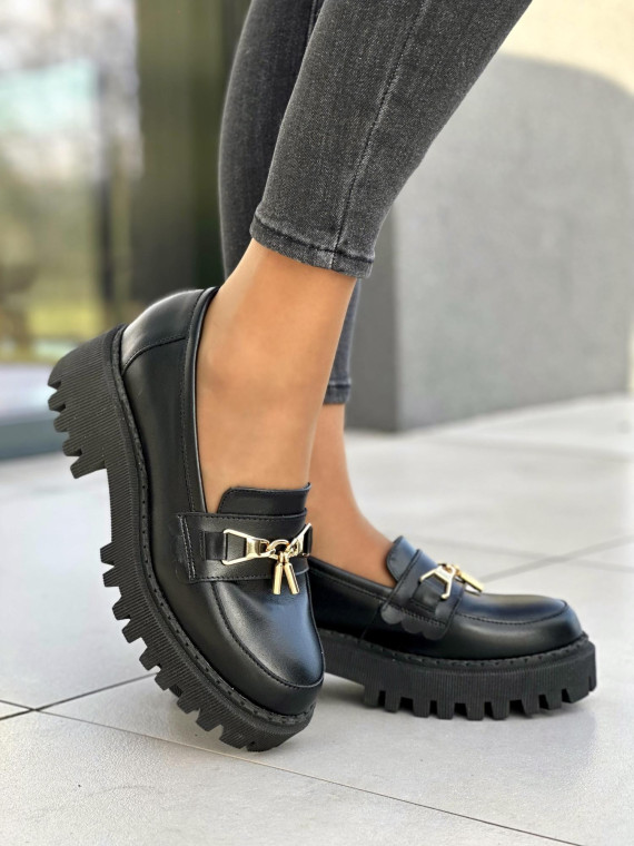 Czarne mokasyny damskie ze złotą ozdobą, na grubej lekkiej podeszwie, skóra naturalna
