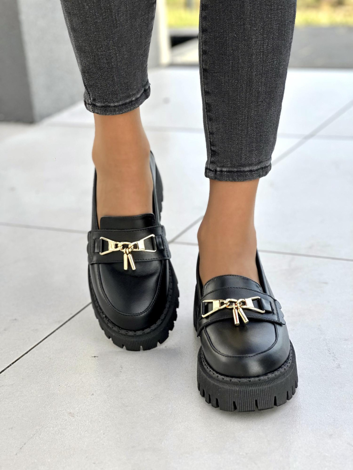 Czarne mokasyny damskie ze złotą ozdobą, na grubej lekkiej podeszwie, skóra naturalna