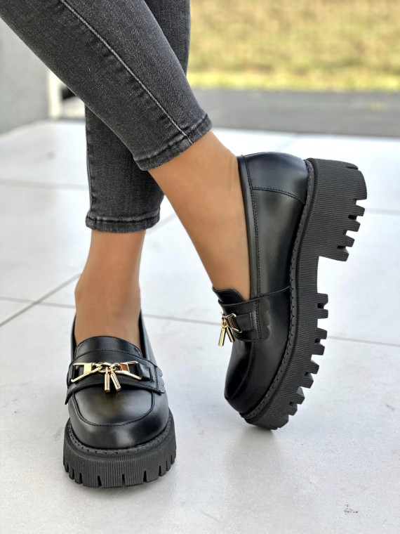 Czarne mokasyny damskie ze złotą ozdobą, na grubej lekkiej podeszwie, skóra naturalna