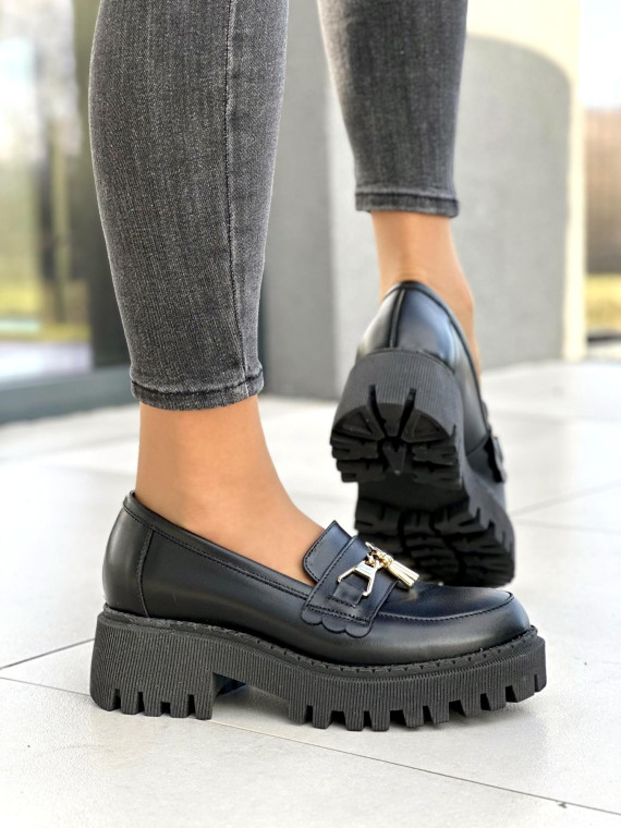 Czarne mokasyny damskie ze złotą ozdobą, na grubej lekkiej podeszwie, skóra naturalna