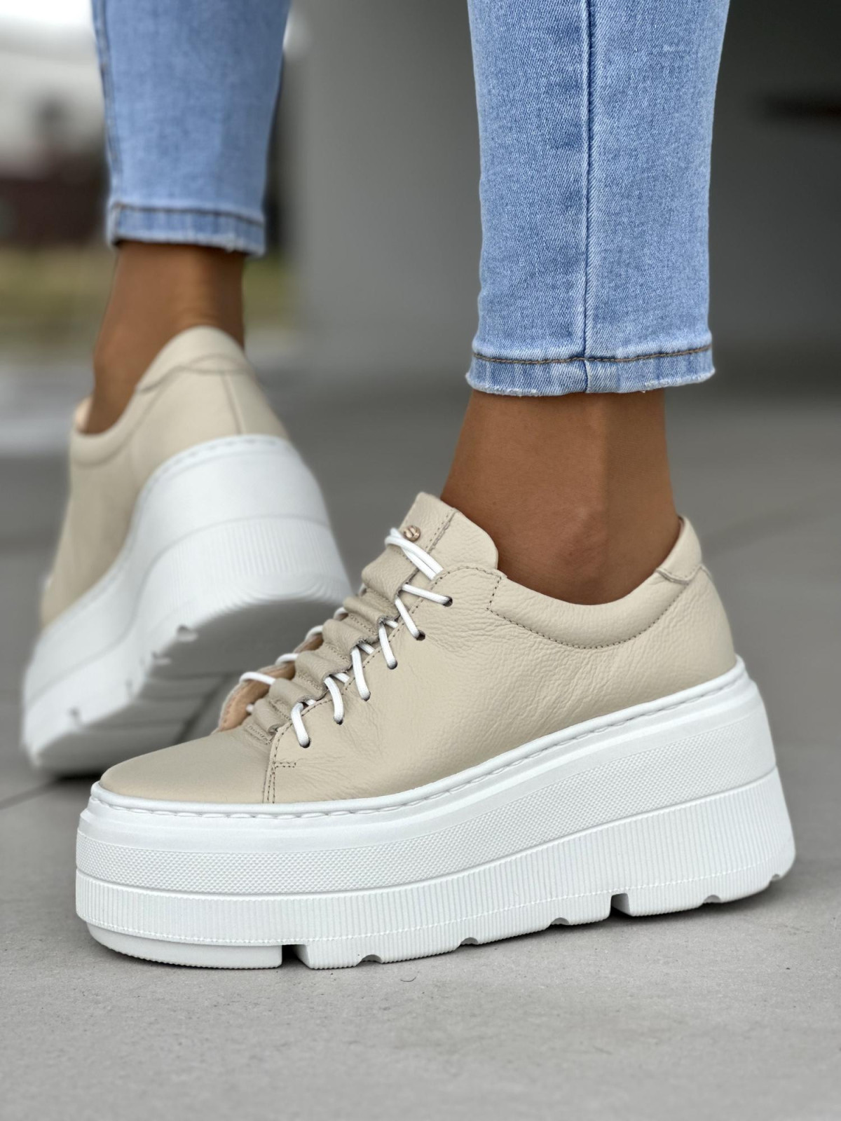 Lekkie beżowe trampki damskie na białej grubej platformie, skóra naturalna