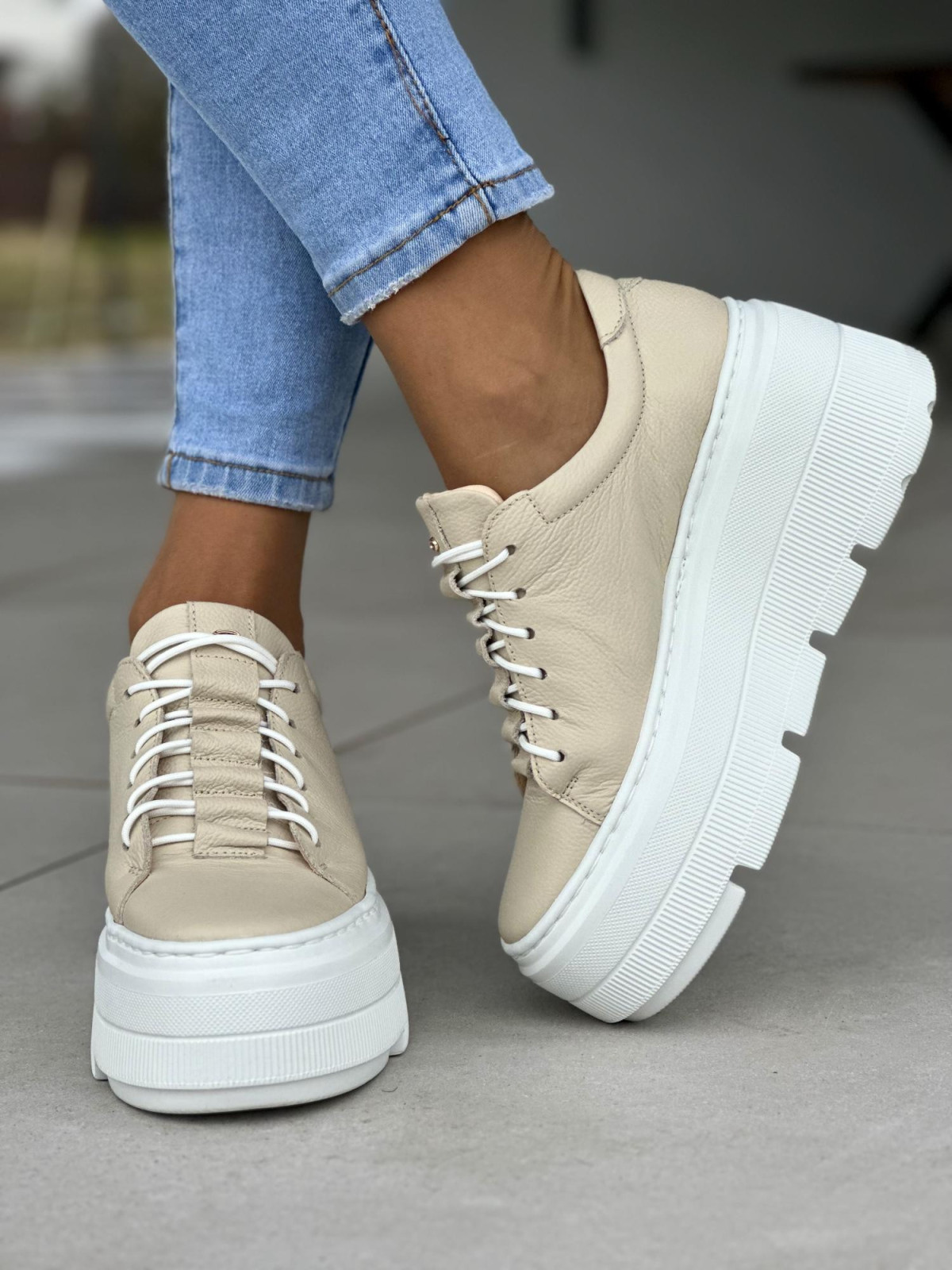 Lekkie beżowe trampki damskie na białej grubej platformie, skóra naturalna