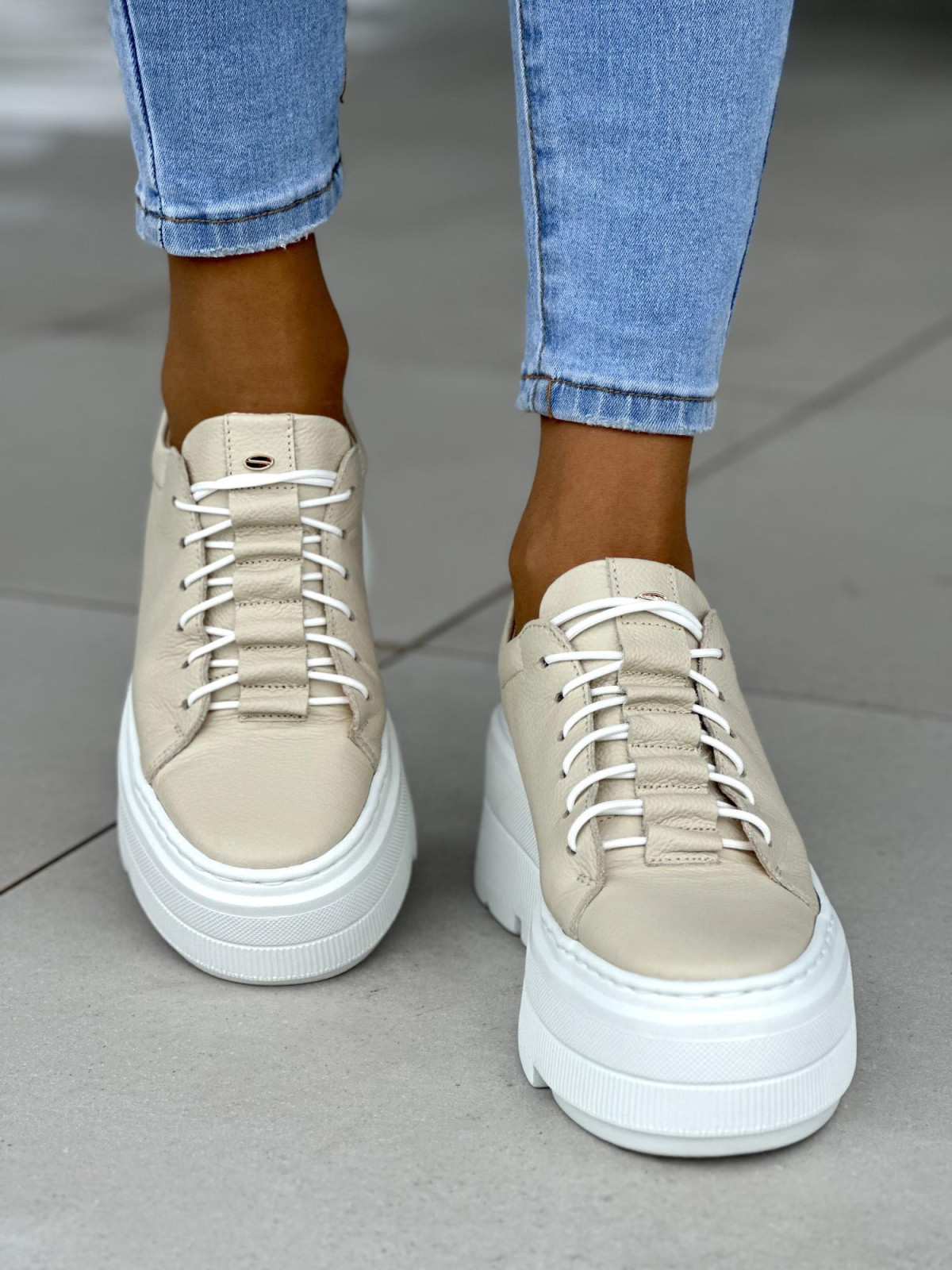 Lekkie beżowe trampki damskie na białej grubej platformie, skóra naturalna