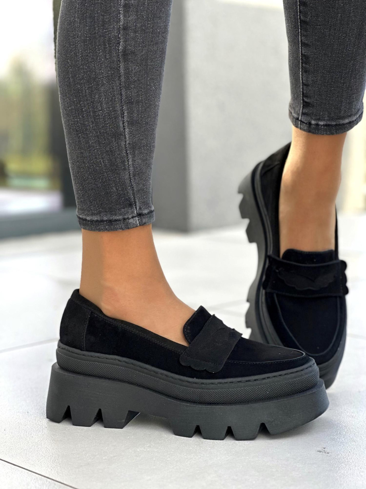 Czarne zamszowe mokasyny damskie na grubej podeszwie, skóra naturalna