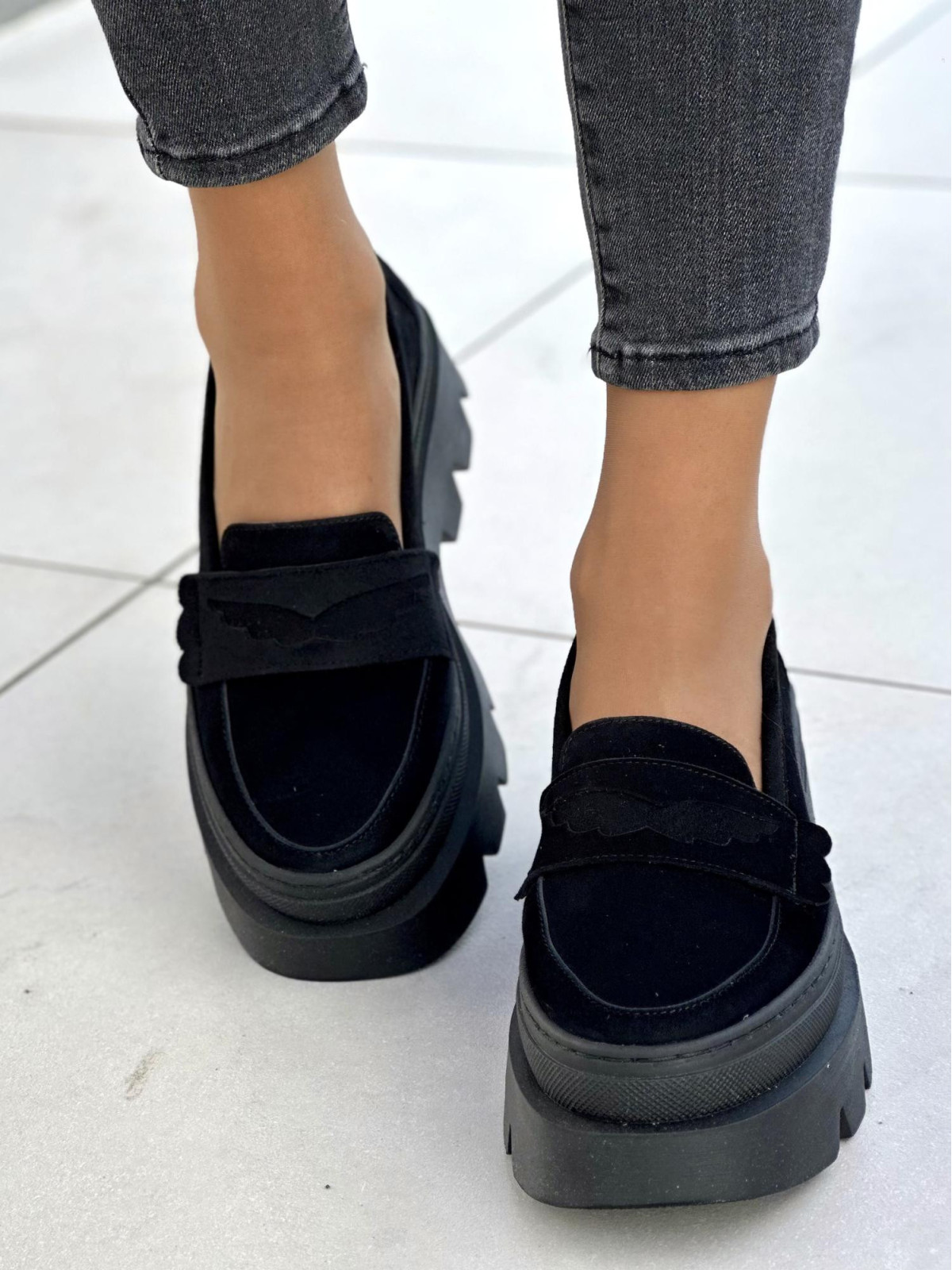 Czarne zamszowe mokasyny damskie na grubej podeszwie, skóra naturalna