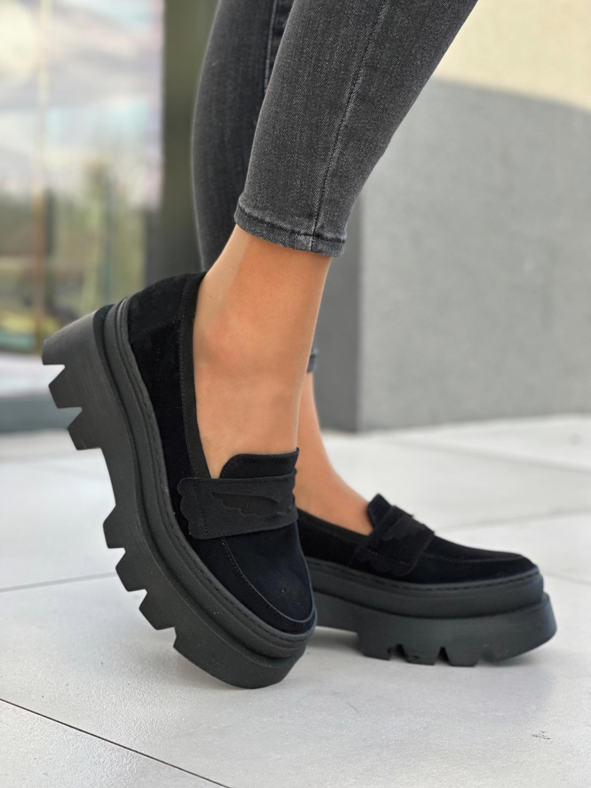 Czarne zamszowe mokasyny damskie na grubej podeszwie, skóra naturalna