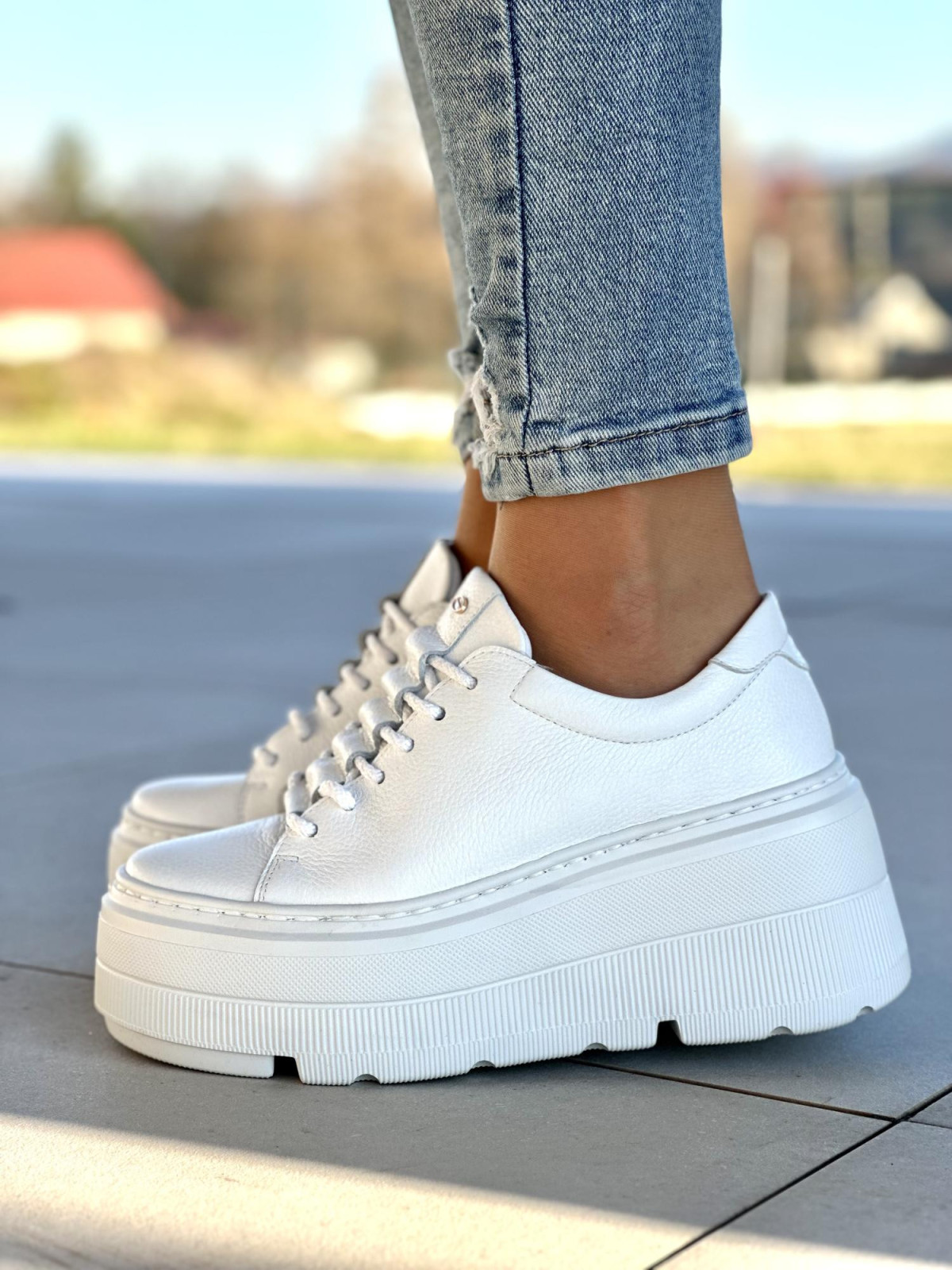 Wygodne białe trampki damskie na lekkiej grubej platformie, skóra naturalna