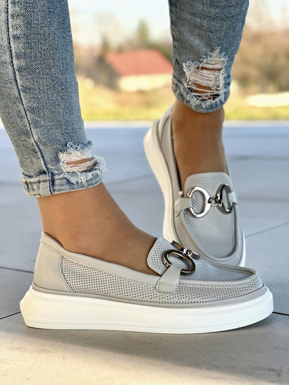 Lekkie, ażurowe, szare mokasyny damskie ze srebrną ozdobą, skóra naturalna