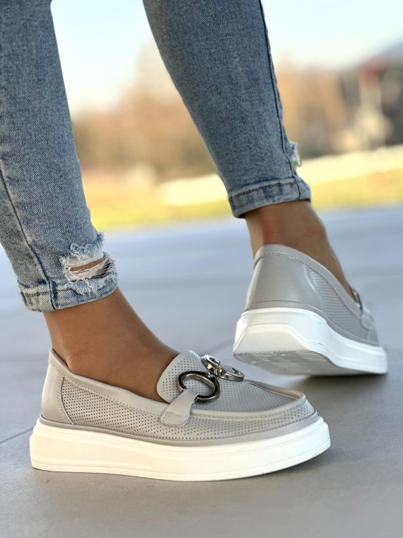 Lekkie, ażurowe, szare mokasyny damskie ze srebrną ozdobą, skóra naturalna