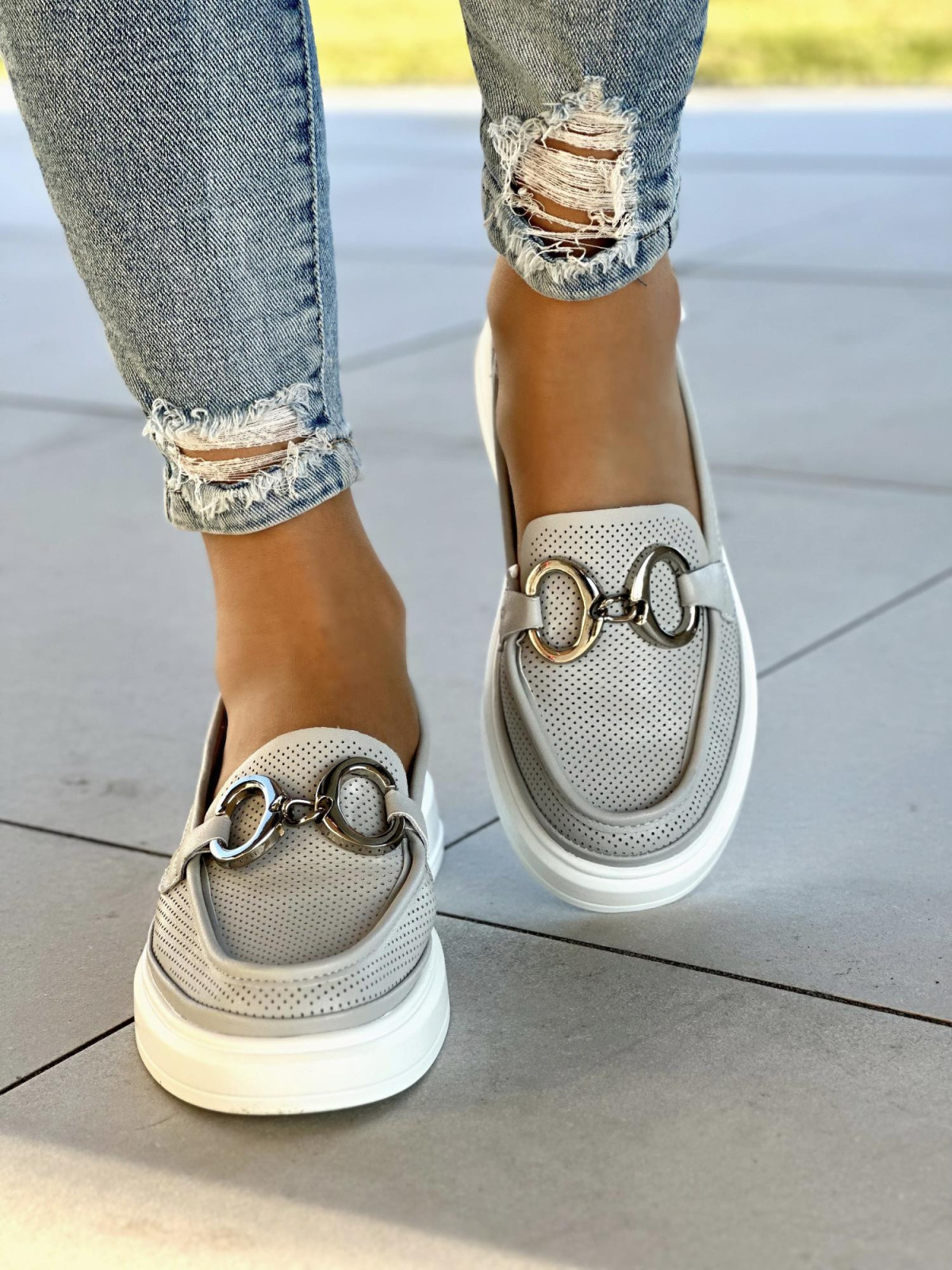 Lekkie, ażurowe, szare mokasyny damskie ze srebrną ozdobą, skóra naturalna