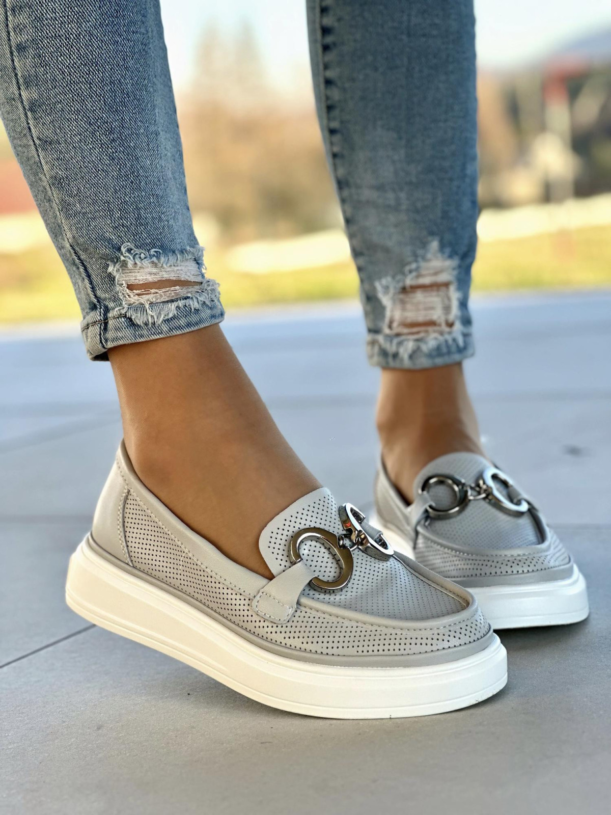 Lekkie, ażurowe, szare mokasyny damskie ze srebrną ozdobą, skóra naturalna