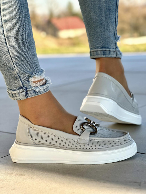 Lekkie, ażurowe, szare mokasyny damskie ze srebrną ozdobą, skóra naturalna