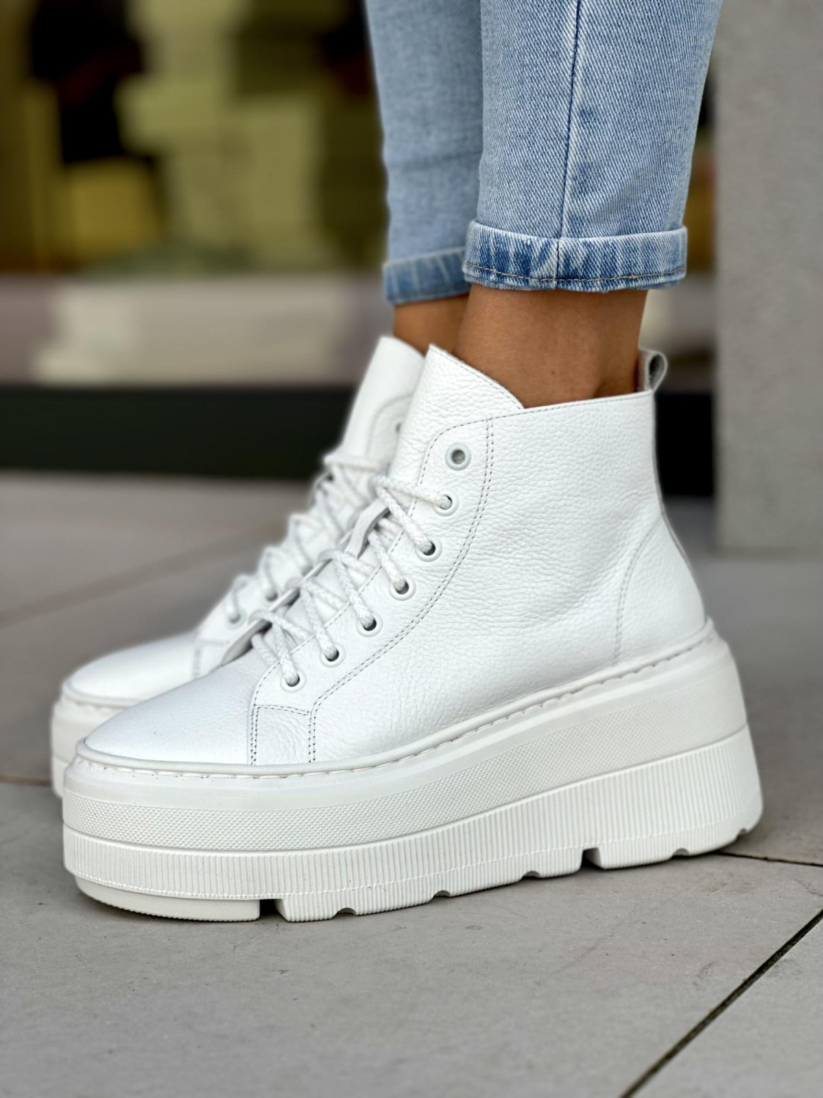 Wysokie białe trampki damskie na lekkiej platformie, skóra naturalna