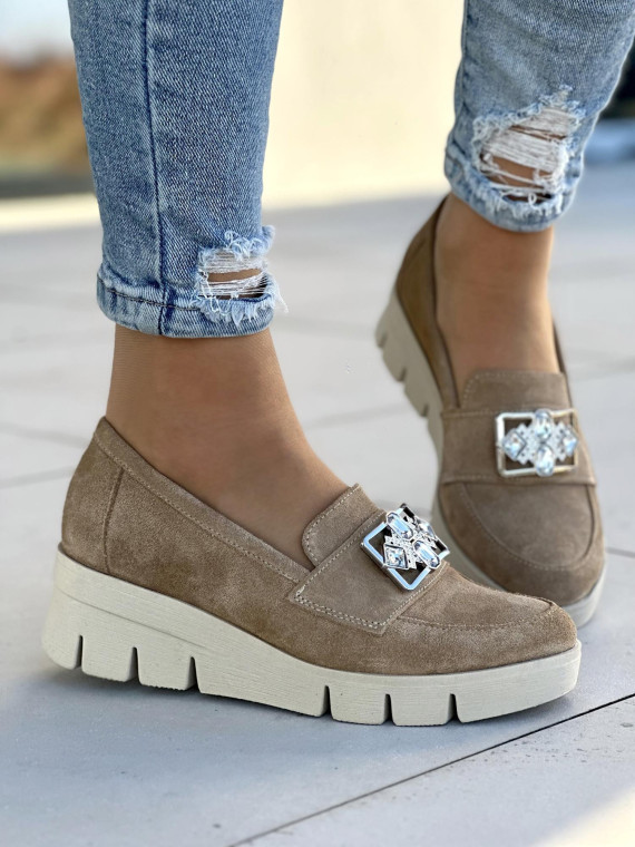 Wygodne beżowe mokasyny damskie z ozdobą, skóra naturalna welurowa