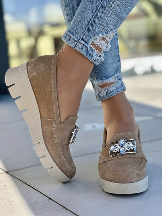 Wygodne beżowe mokasyny damskie z ozdobą, skóra naturalna welurowa