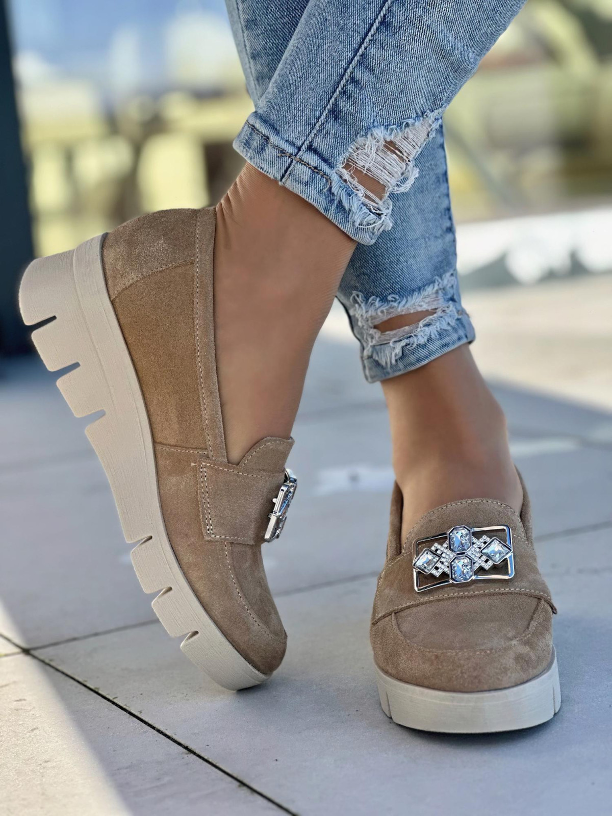 Wygodne beżowe mokasyny damskie z ozdobą, skóra naturalna welurowa