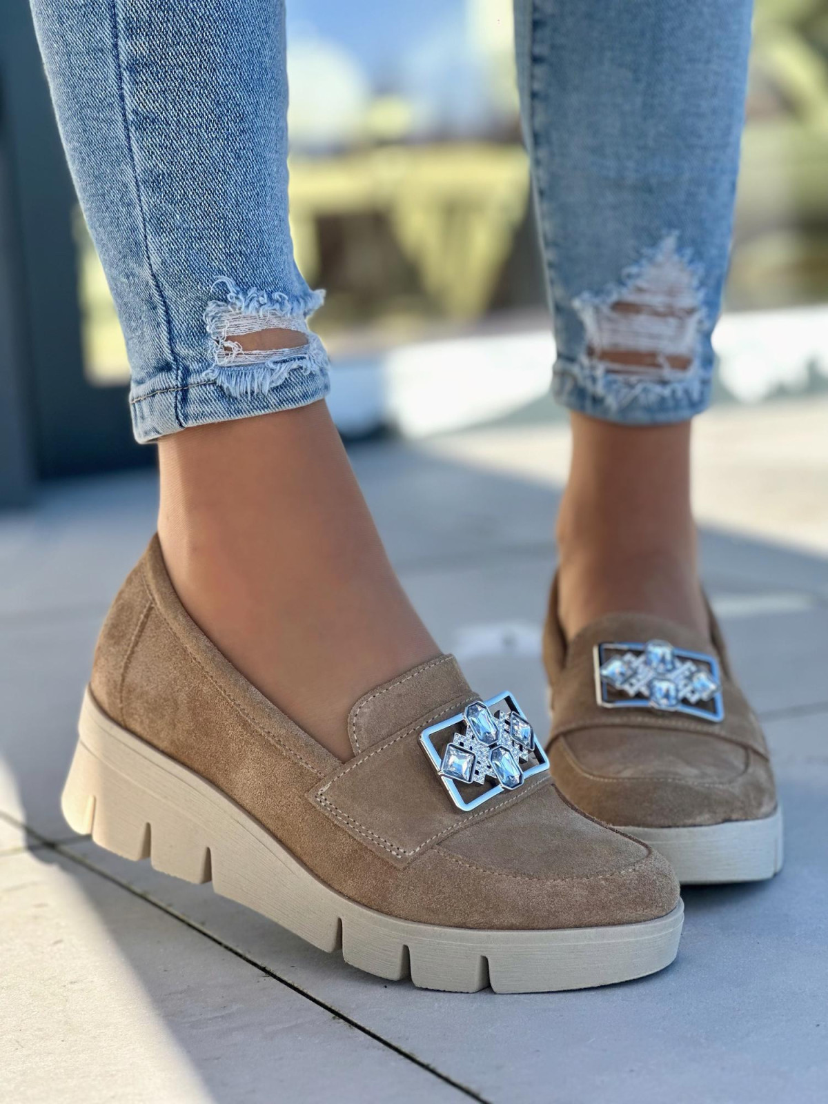 Wygodne beżowe mokasyny damskie z ozdobą, skóra naturalna welurowa