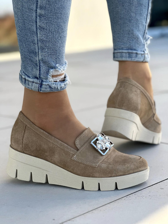 Wygodne beżowe mokasyny damskie z ozdobą, skóra naturalna welurowa