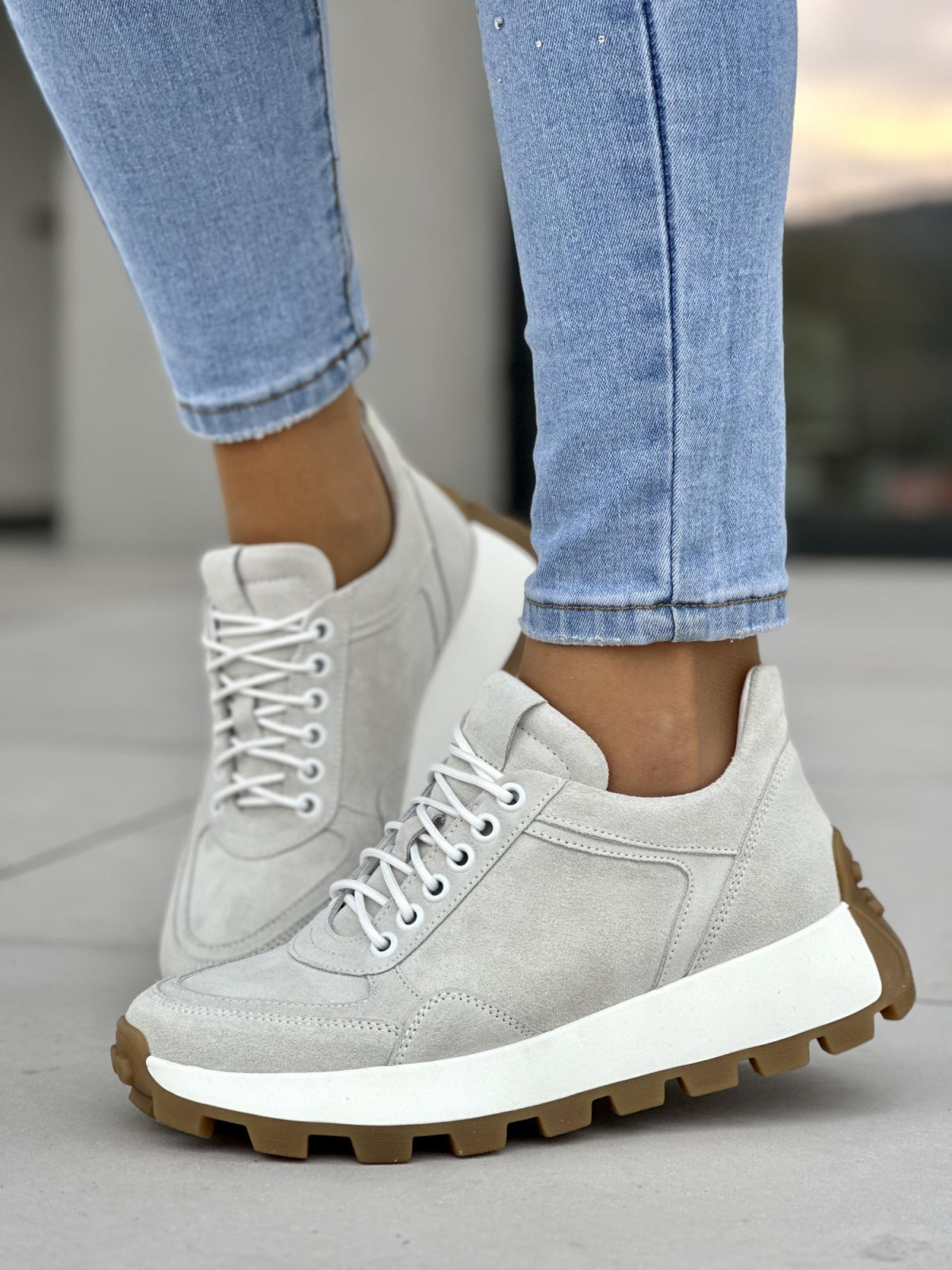 Wygodne jasno-szare sneakersy damskie, skóra naturalna welurowa