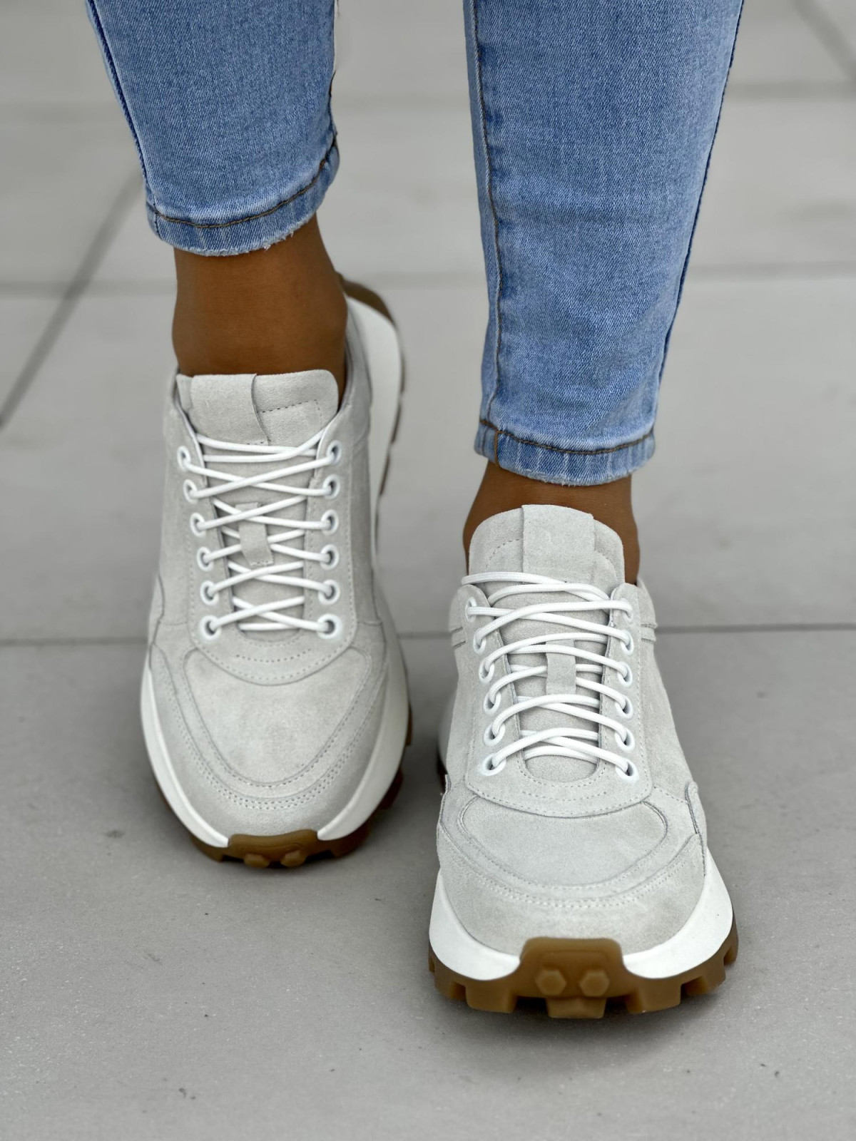 Wygodne jasno-szare sneakersy damskie, skóra naturalna welurowa