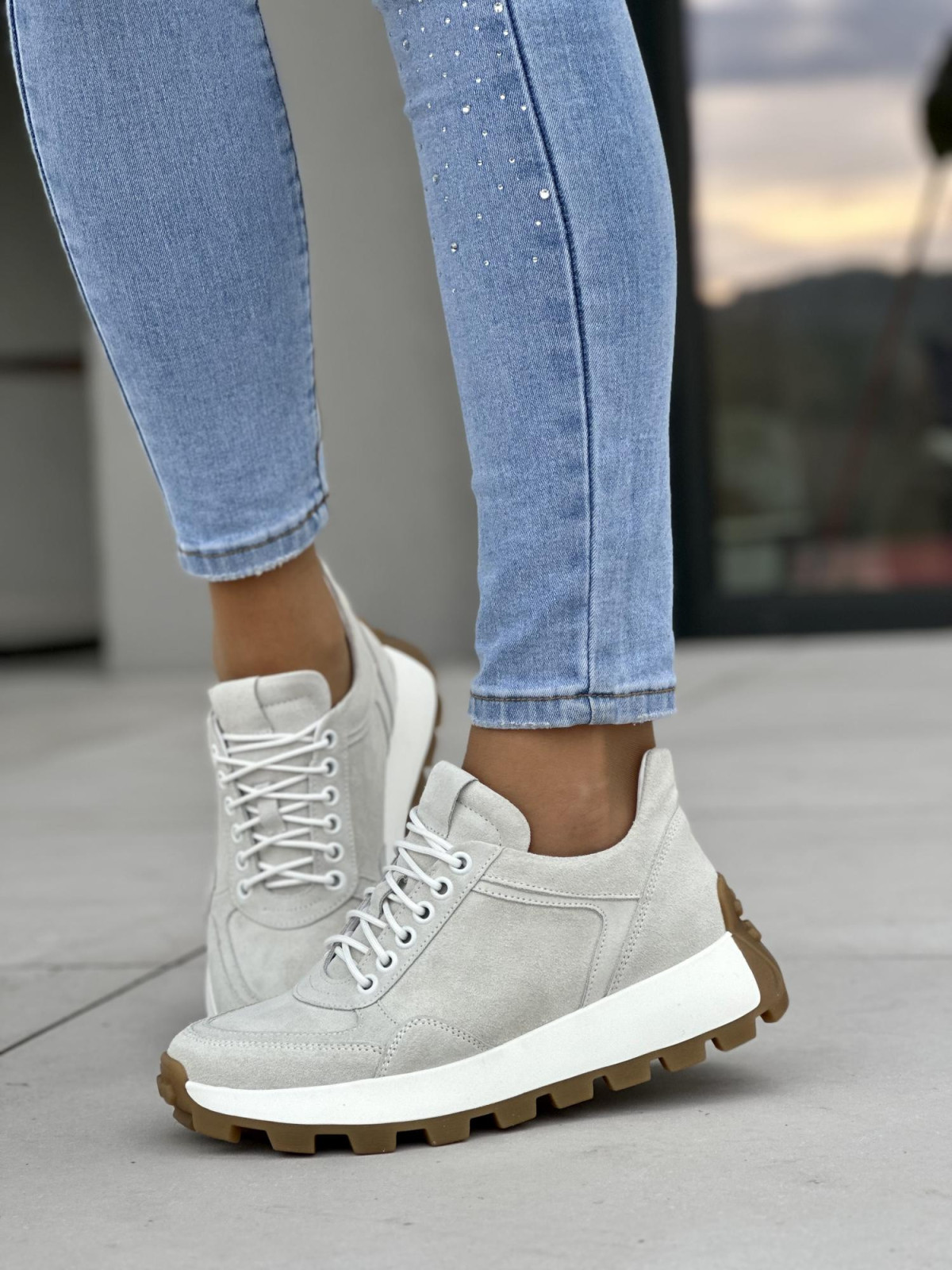 Wygodne jasno-szare sneakersy damskie, skóra naturalna welurowa