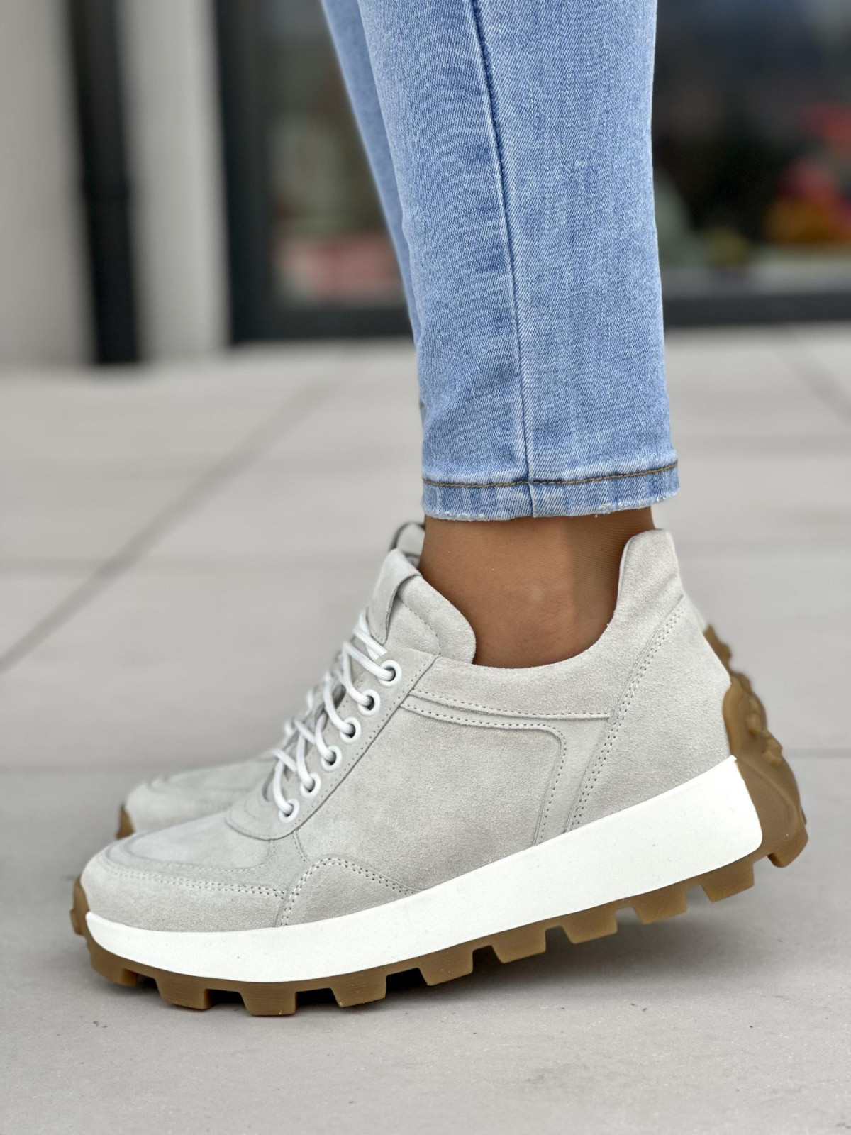 Wygodne jasno-szare sneakersy damskie, skóra naturalna welurowa