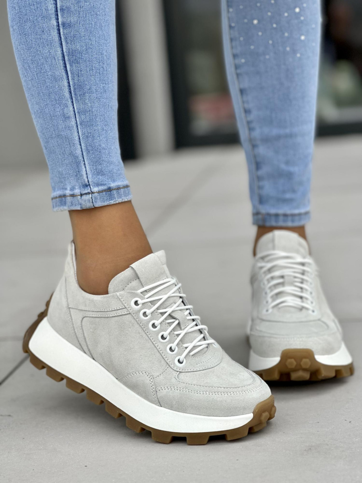 Wygodne jasno-szare sneakersy damskie, skóra naturalna welurowa