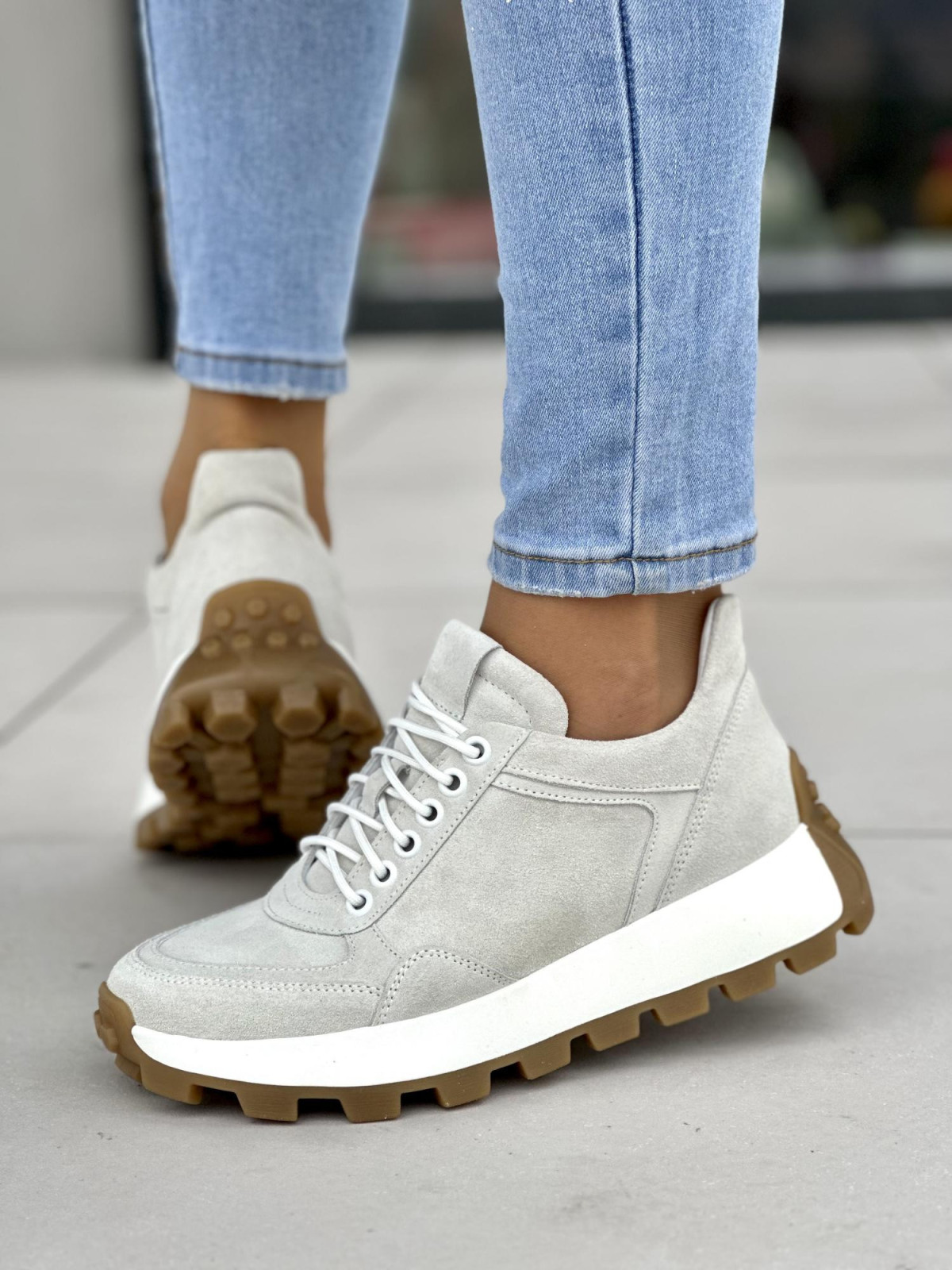 Wygodne jasno-szare sneakersy damskie, skóra naturalna welurowa