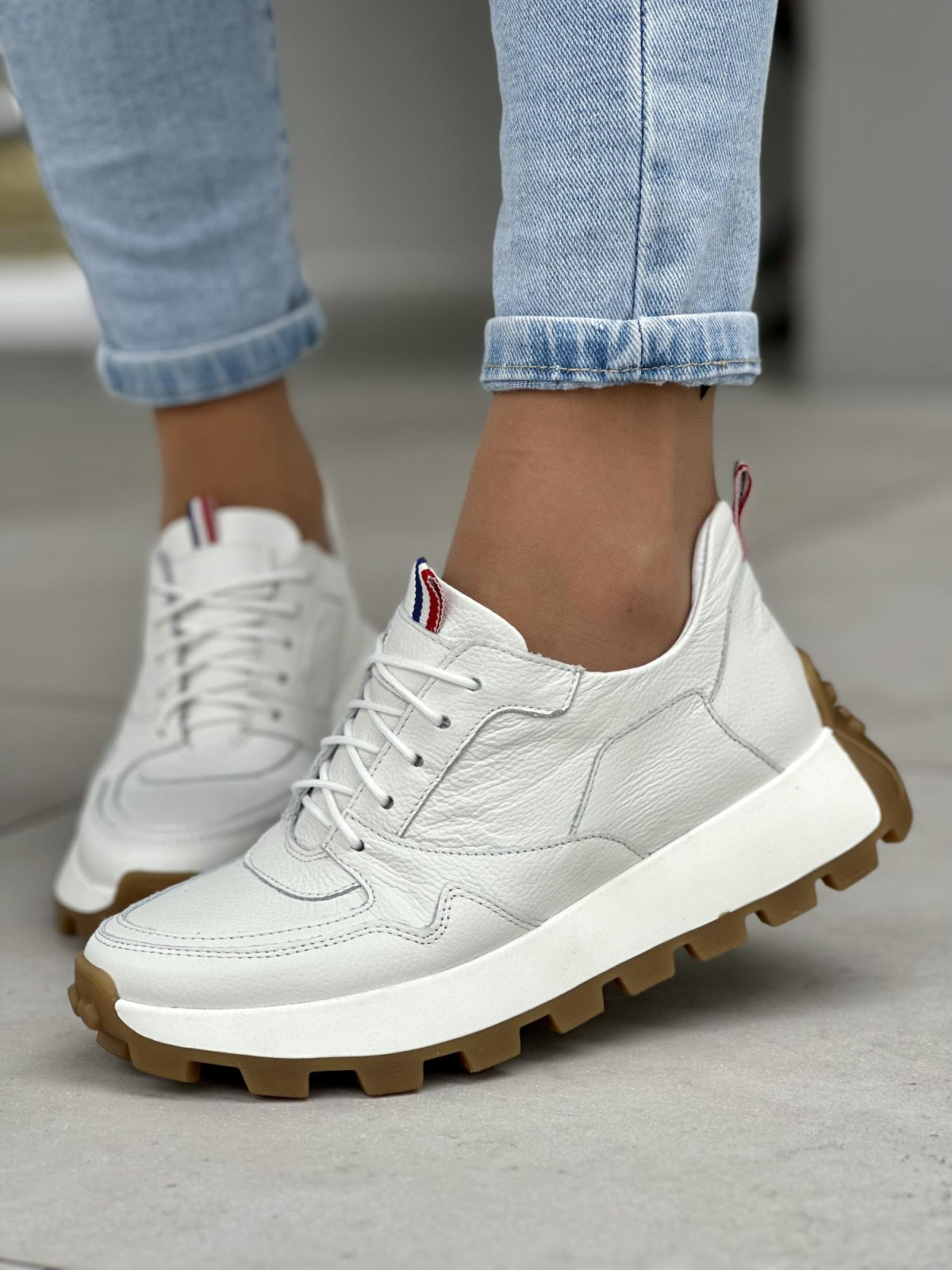 Stylowe i wygodne białe wygodne sneakersy damskie, skóra naturalna