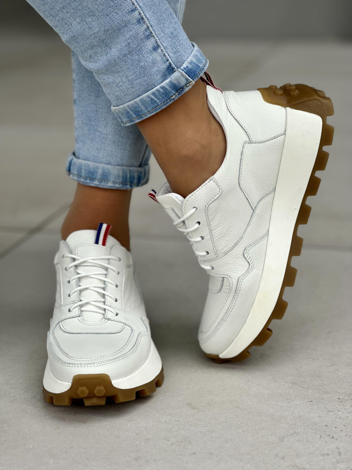 Stylowe i wygodne białe wygodne sneakersy damskie, skóra naturalna