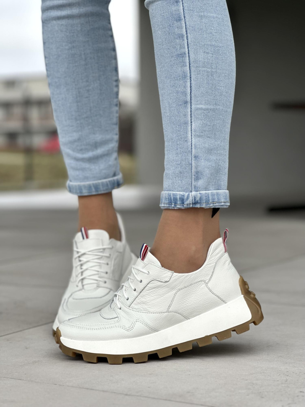 Stylowe i wygodne białe wygodne sneakersy damskie, skóra naturalna