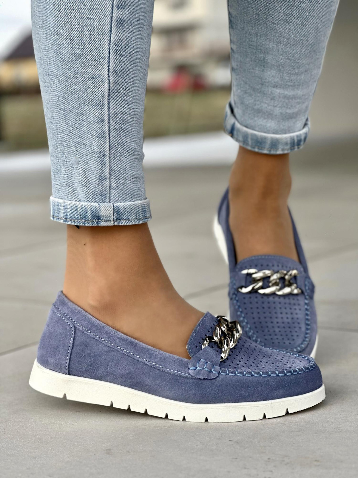 Lekkie ażurowe niebieskie mokasyny damskie ze srebrną ozdobą, skóra naturalna