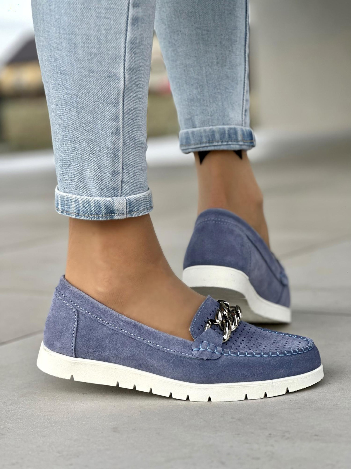 Lekkie ażurowe niebieskie mokasyny damskie ze srebrną ozdobą, skóra naturalna