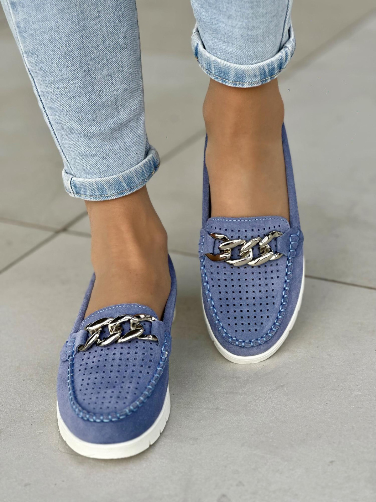 Lekkie ażurowe niebieskie mokasyny damskie ze srebrną ozdobą, skóra naturalna