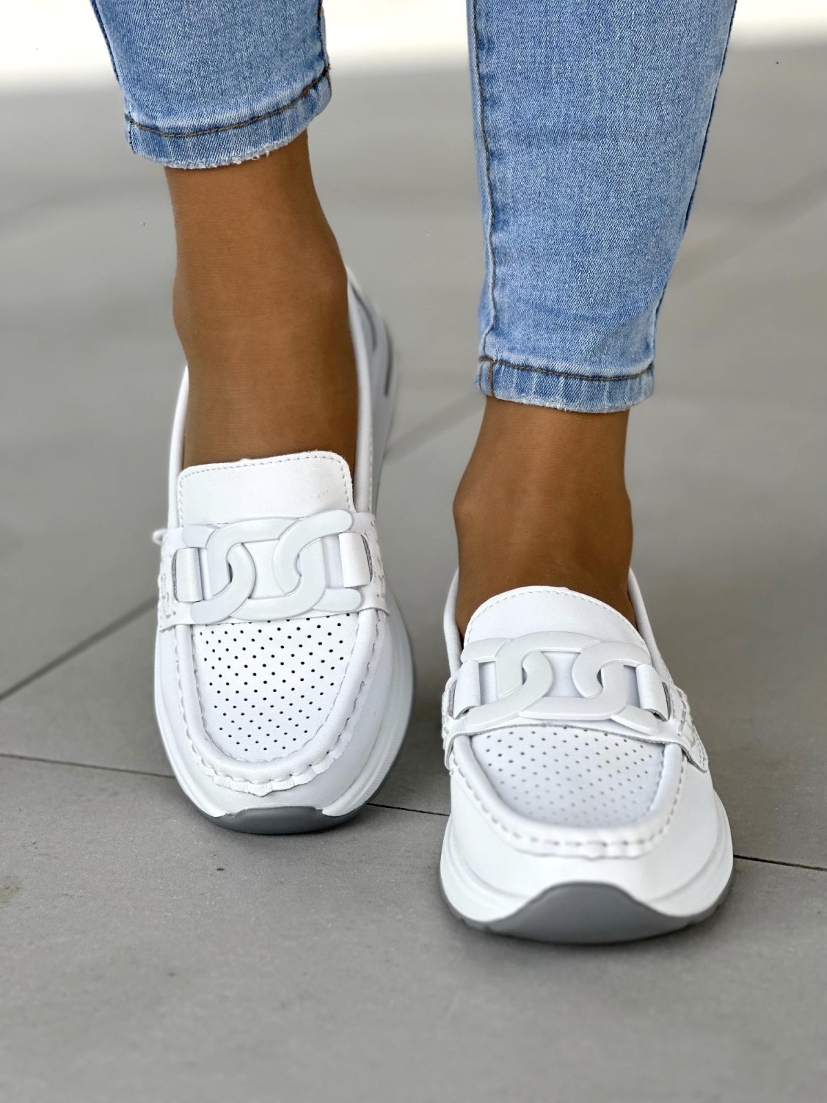 Bardzo lekkie ażurowe białe mokasyny damskie, skóra naturalna