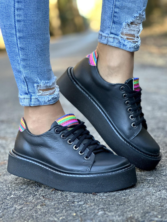 Czarne trampki damskie na wyższej lekkiej podeszwie, skóra naturalna