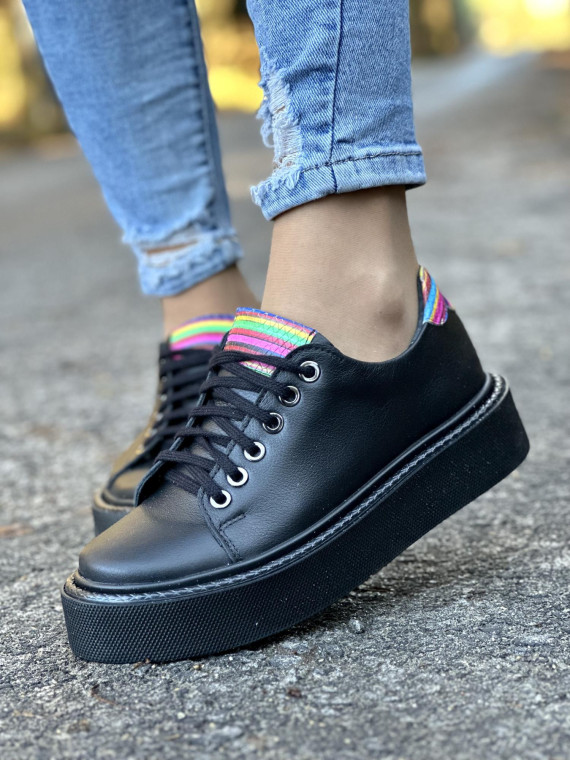 Czarne trampki damskie na wyższej lekkiej podeszwie, skóra naturalna