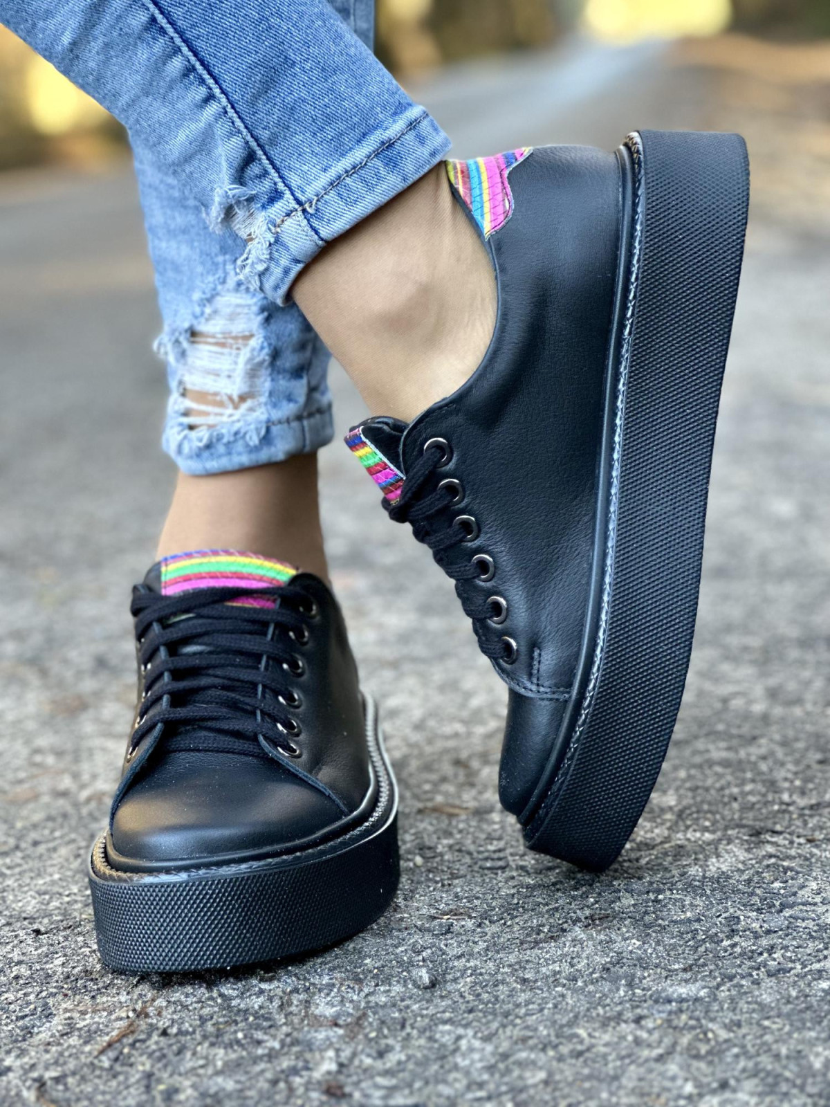 Czarne trampki damskie na wyższej lekkiej podeszwie, skóra naturalna