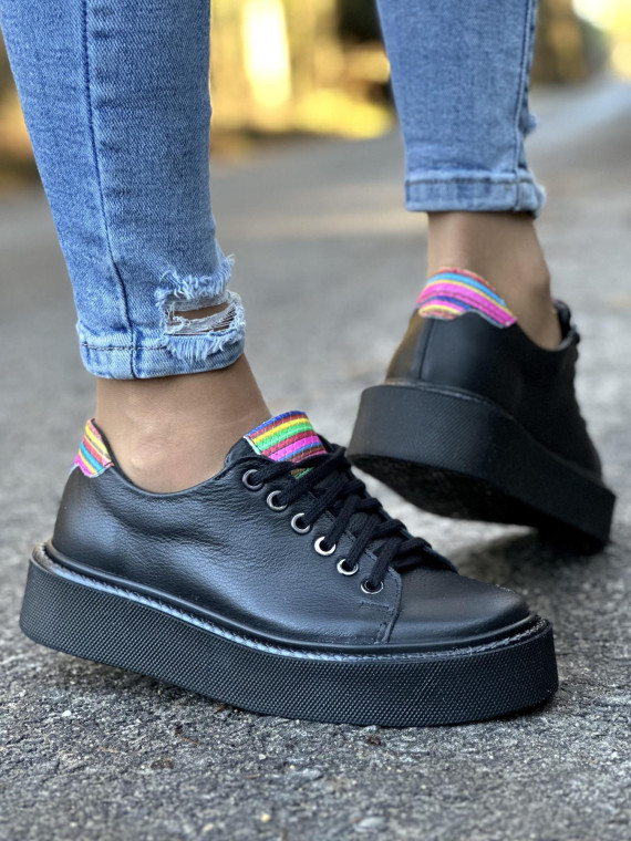 Czarne trampki damskie na wyższej lekkiej podeszwie, skóra naturalna