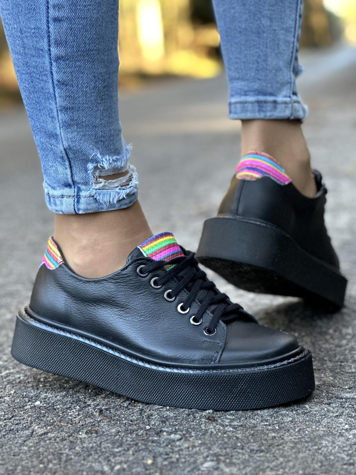 Czarne trampki damskie na wyższej lekkiej podeszwie, skóra naturalna